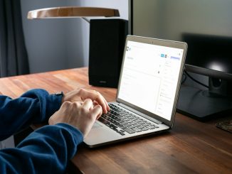 노트북에서 WordPress 게시글을 작성하는 모습