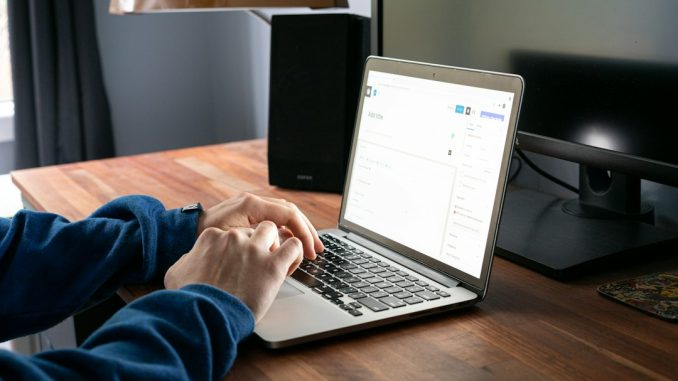 노트북에서 WordPress 게시글을 작성하는 모습